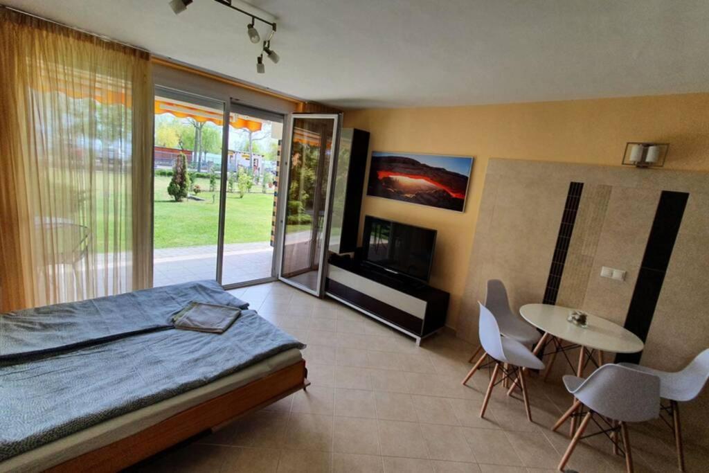Igenyes 4 Fos Apartman Koezvetlen A Strandnal Appartement Csopak Buitenkant foto